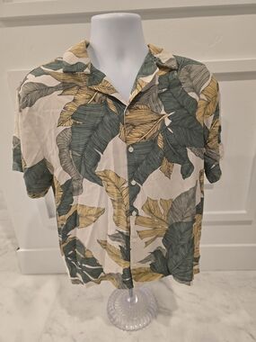 No Boundaries Men's Tropical Leaf Button-Down Shirt - Green & Gold on Cream